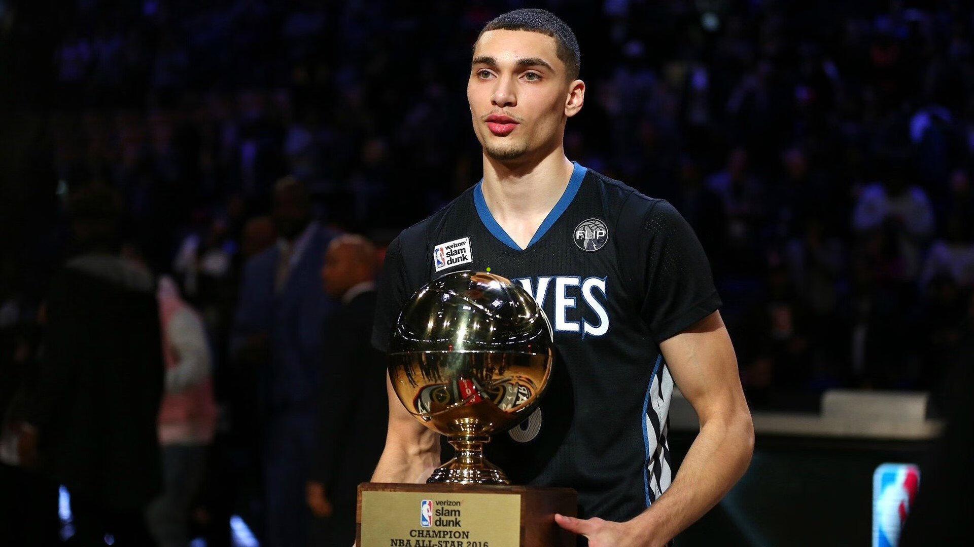 国足迎战新西兰，中国球迷红色浪潮席卷看台国旗如海