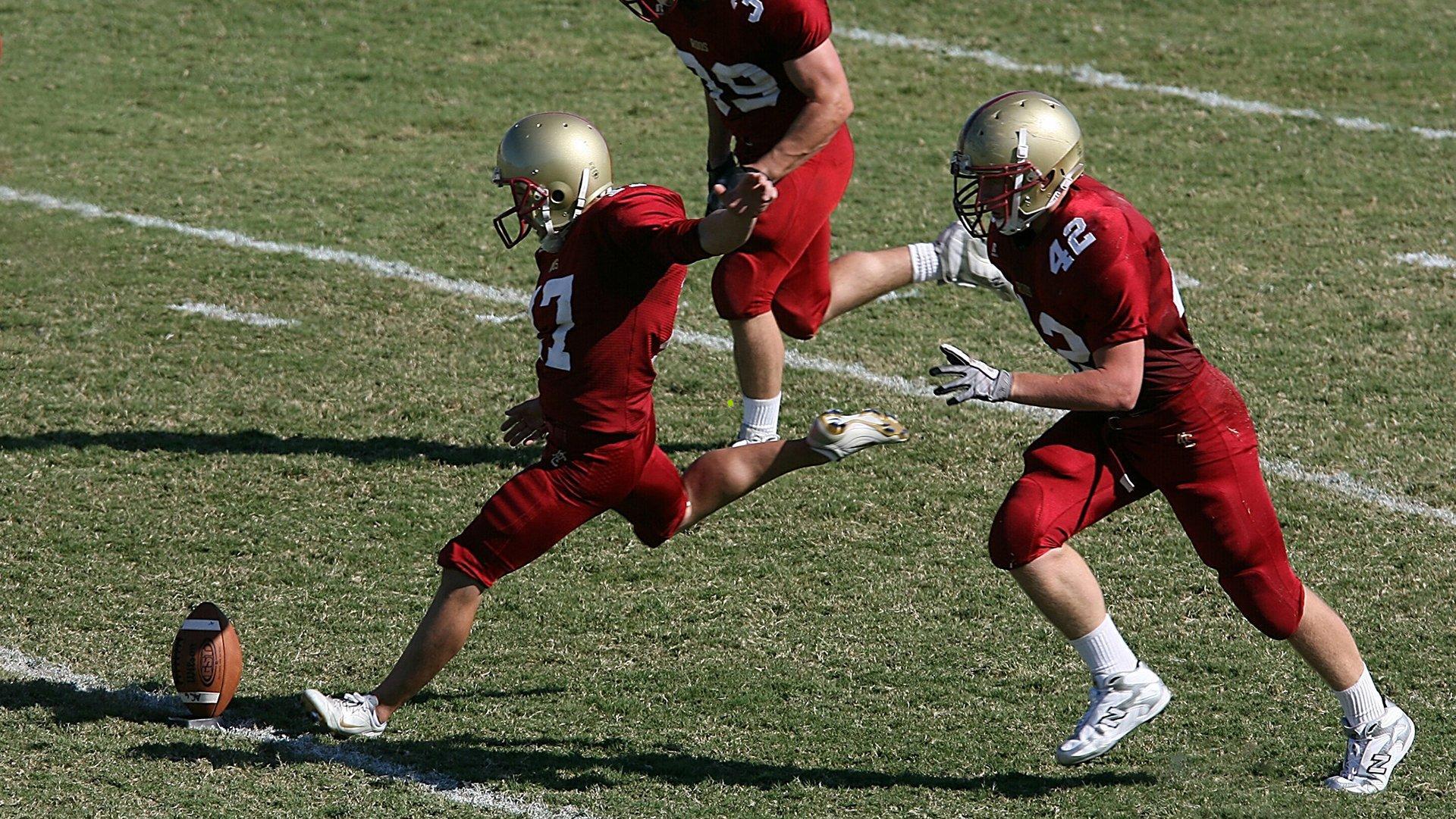 OMG！篮球史上最极限勾手压哨三分诞生！